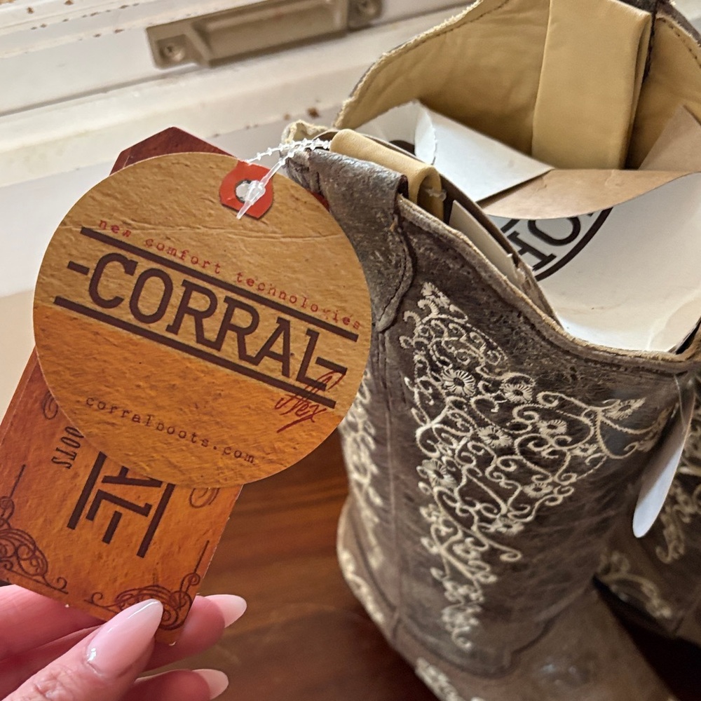 Corral Brown and Cream Embroidered Boots - Picture 2 of 6